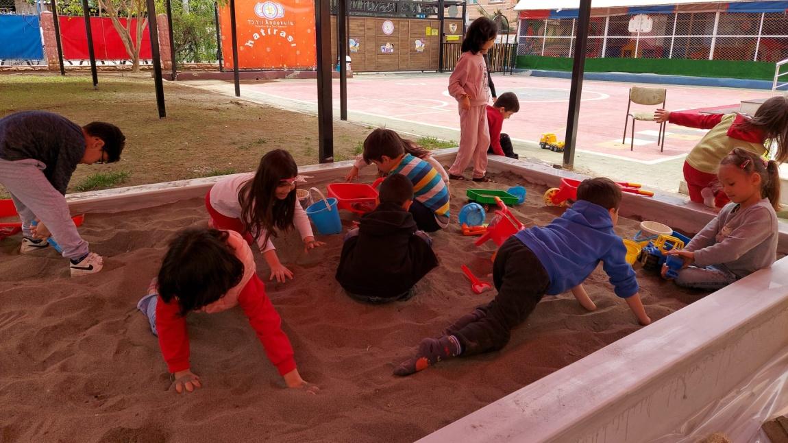 Okulumuzun ön bahçesine yapılan yeni kum havuzu minik öğrencilerimizi hayli mutlu etti